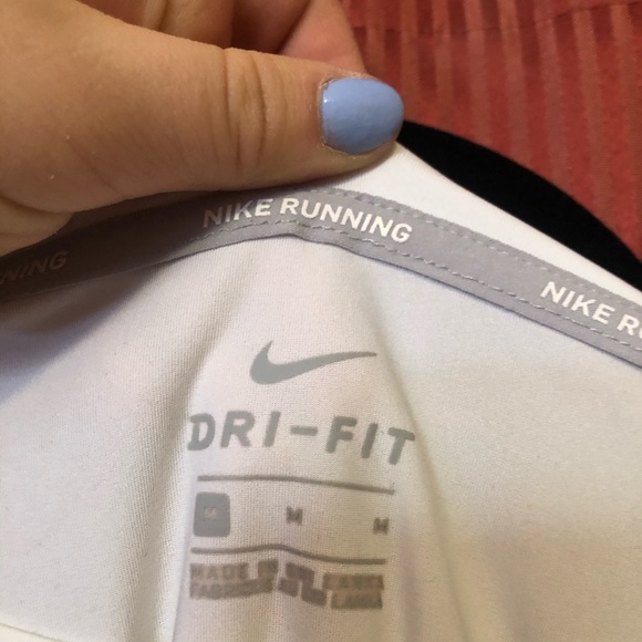 Cropped Nike Running Shirt - Picture 3 of 3